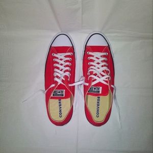 Converse Low Cut Chuck Taylor Men 12 Women 14 in Red